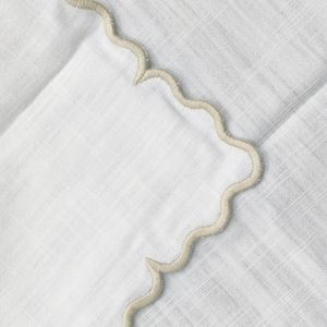 Serviette de table en coton beige de luxe avec bord festonné pour mariage et réceptions - Product Image 3