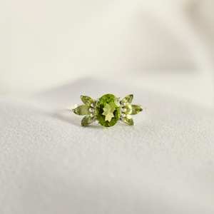 Anillo de peridoto minimalista de Plata de Ley 925, piedra de nacimiento de agosto, racimo de multipiedra verde único para bodas, fiestas naturales - Product Image 1