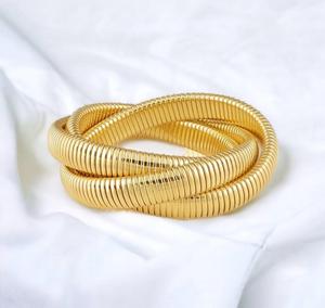 Pulsera en espiral de bobina de tres capas antideslustre más moderna en oro hermosa pulsera dorada de lujo para mujeres y niñas - Product Image 4