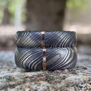 Anillo de boda de acero damasco para hombre, fuente manual con canal vertical con incrustaciones doradas - Product Image 4