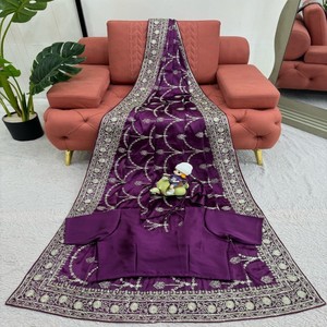 Sari de diseñador elegante en seda satinada de Japón con hilo intrincado y trabajo de secuencia, emparejado con tela de blusa lisa sin costuras - Product Image 3