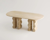 Table basse élégante en pierre de travertin avec arche sculpturale et base sphérique, design artistique moderne, finition naturelle durable