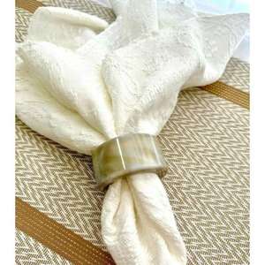 Servilleteros de resina asequibles pero elegantes con detalles brillantes que los hacen perfectos para fiestas navideñas y cenas festivas - Product Image 1