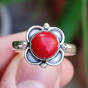 Anillo Hecho a Mano de Plata de Ley 925 Estilo Boho con Gema de Coral Rojo de Forma Única, Joyería Fina de Plata con Coral - Product Image 3