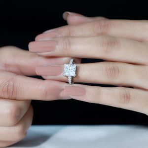 แหวนหมั้นเพชรโมอิสสำหรับผู้หญิง (เจ้าหญิงโมอิสซาไนต์ตัด8มม., คุณภาพ D-VS1, อัญมณีกุหลาบ), ทองคำขาว10K - Product Image 3