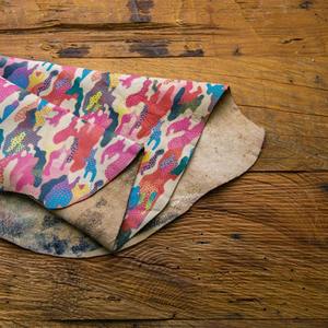 Peau de cuir de camouflage multicolore fantaisie personnalisable de 1 à 12 pieds carrés produits en cuir imprimés de fleurs. - Product Image 3