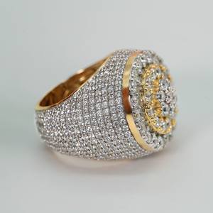 Une élégante bague hip-hop pour femme, fabriquée en or jaune 14 carats et ornée de diamants de laboratoire de pureté VVS. - Product Image 2