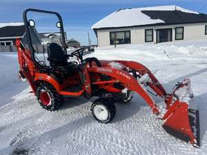 Tractor Agrícola Pequeño Kubota BX23S con Cargador Frontal para Jardinería |   Tractor Utilitario Compacto Kubota BX23S de 23 HP con Tracción en las 4 Ruedas - Product Image 4