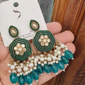Hermosos pendientes Kundan de calidad superior, pendientes mínimos y de uso diario, pendientes tradicionales indios ligeros y cómodos - Product Image 2