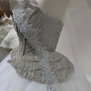 Robe de mariée moderne élégante sans manches avec perles, dentelle, fleurs en cristal et traîne chapelle pour femme DW0201 - Product Image 5