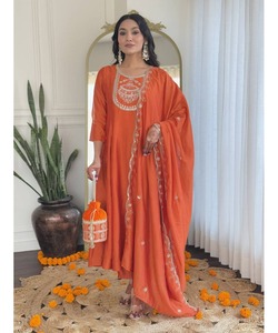 Costume Gharara de style arabe pour femme en noir avec vêtements de pelouse de style fourchette et ensemble trois pièces Dupatta - Product Image 1