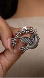 Vjoshijewels Boucles d'oreilles minimalistes en forme d'oiseau aspect argenté pour femme, inspirées de la nature, légères, décontractées, pour tous les jours, mariage ou soirée - Product Image 4