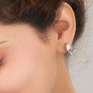 Boucles d'oreilles à clous Celestia Wings pour femmes - Laiton plaqué rhodium et or avec accents de perles et de diamants - Product Image 2