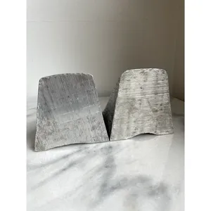 Sujetalibros de cuña de aluminio martillado sólido Presencia escultórica pesada Tapón de libro decorativo Par Decoración para el hogar - Product Image 3