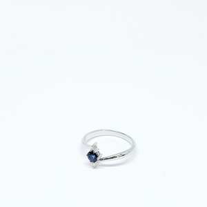 Bague de fiançailles CZ coupe ronde bleue de 5mm bague en argent torsadé avec pierres latérales - Product Image 4