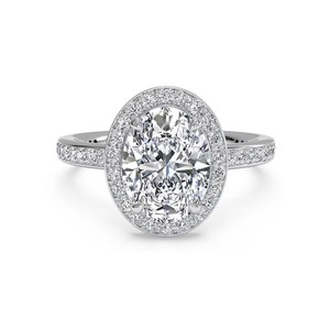 Bague de fiançailles en or massif 14 carats avec diamant de laboratoire taille ovale Halo 1,70 ct F-VS2 et bande de diamants polie – Produit très demandé - Product Image 2
