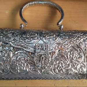 Pochette en laiton argenté antique avec fermeture à rabat Doublure en soie-Pochette de mariage de soirée portable durable et pliable pour femme - Product Image 1