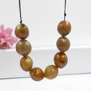 Collar con colgante de disco de cuerno de búfalo hecho a mano con abalorios redondos de cuerno natural y diseño de eslabones de cadena, ligero ecológico - Product Image 1