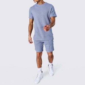 Conjunto de 2 piezas de algodón para hombre, talla grande, estilo urbano, con camiseta estampada bordada y pantalón corto liso, personalizable. - Product Image 1
