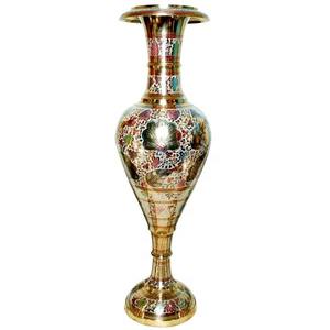 Jarrones de metal con grabado floral, ideales para exhibiciones florales tanto en interiores como en exteriores, incluso en condiciones climáticas cambiantes. - Product Image 5