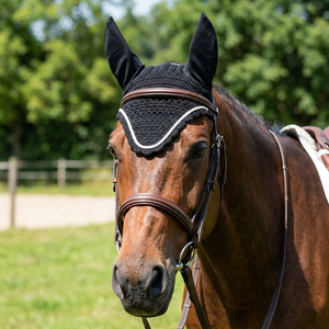 Voile anti-mouches pour cheval en crochet noir de haute qualité avec bordure en corde argentée, protège-oreilles souples, bonnet équestre fait main pour l'équitation, l'entraînement et les concours - Product Image 2