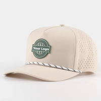Gorra de Golf Personalizada InjaeVina de 5 Paneles, 100% Poliéster, Lona con Orificios Cortados con Láser, Parche de PVC, Parte Trasera Deportiva Impermeable de Plástico
