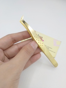 Vente en gros de pinces à cils professionnelles personnalisées en acier inoxydable plaqué or pour extension de faux cils - Product Image 2