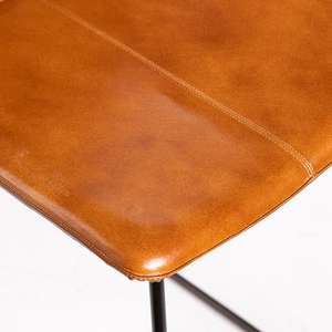 Tabouret de bar en cuir tanné 66 cm de style vintage avec base en métal naturel transparent pour bars, hôtels ou cuisines - Product Image 2