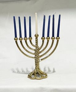 Ménorah sculpturale dorée brillante avec un design incurvé moderne pour une décoration haut de gamme et un arrangement de bougies de fête - Product Image 5