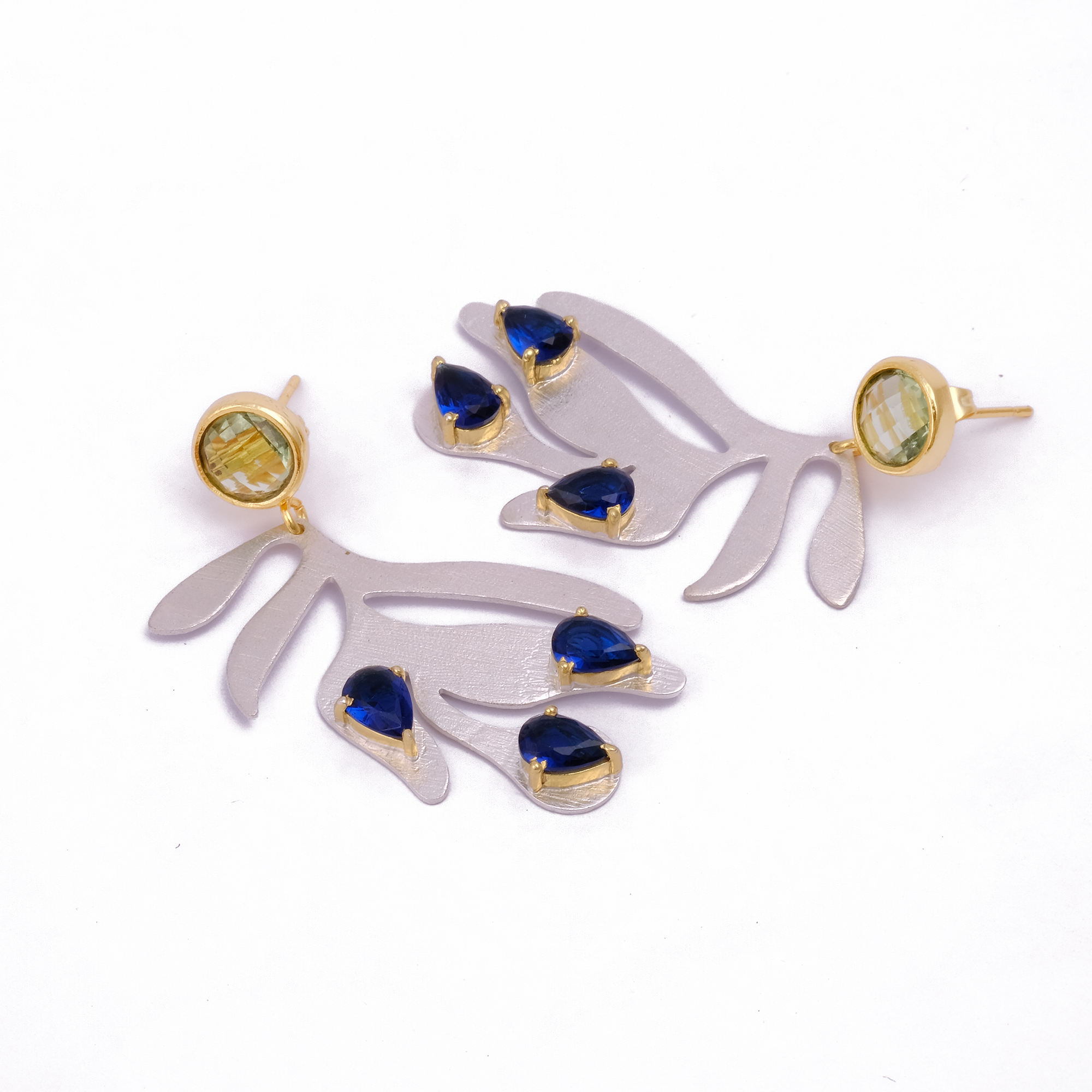 ไอโอไลต์ไฮโดรควอตซ์และอเมทิสต์สีเขียว