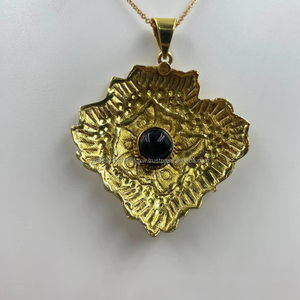 Chic & Stylish Colgante chapado en oro hecho a mano Diseño artesanal único con colgantes de encanto atractivos - Product Image 1