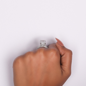 Anillo de compromiso de diamante cultivado en laboratorio de corte radiante clásico 14KT chapado en oro sólido Halo oculto estilo de moda anillo fino certificado IGI - Product Image 2