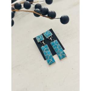 Boucles d'oreilles pendantes Zuni faites à la main en turquoise de Kingman et argent sterling, design géométrique - Product Image 4