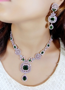 Collier de diamants américains élégants de conception tendance serti de pierre rouge pour les femmes bijoux de fête de mariage pour les femmes - Product Image 5