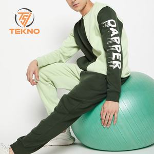Traje de sudor de peso pesado para hombres de diseño personalizado Estilo de calle de moda con precio competitivo Tallas grandes para el invierno - Product Image 4
