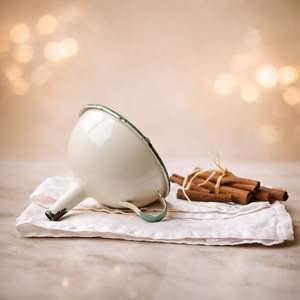 Embudo de Lujo con Asa para una Transferencia de Líquidos Precisa y sin Derrames, Diseño Elegante, Ideal para Cocina, Bar y Uso Doméstico - Product Image 6