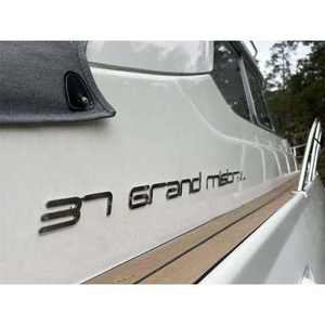 Yate Premium Windy 37 Grand Mistral HT con 2 Motores de 285 CV y 11.20 m de Eslora para Entusiastas del Agua - Product Image 3