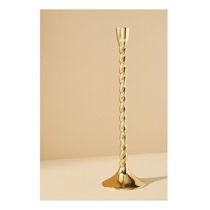 Candelabro de Metal Tallado con Detalles Intrincados que Reflejan Patrones Detallados con Impresionantes Sombras Iluminadas - Product Image 3