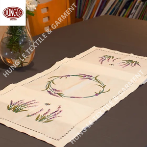 Nappes brodées d'animaux floraux multicolores pour la décoration intérieure Élégantes pour améliorer le design d'intérieur - Product Image 1