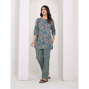 Conjunto de Dos Piezas de Algodón con Estampado Floral Azul, Atuendo de Verano con Detalle de Botones, Tallas XS-XL, Top de Manga Tres Cuartos y Pantalón - Product Image 3