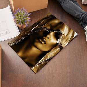 Tapis imprimé avec portrait de femme dorée - Décoration moderne de salon de mode, tapis en chenille - Product Image 2