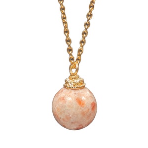 Boule de pierre de soleil avec pendentif chaîne dorée | Pendentif de pierres précieuses de grossiste - Product Image 1