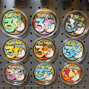 Botones Metálicos Redondos Conmemorativos del 30 Aniversario de YY con Personajes Icónicos y Diseños Vibrantes para Coleccionistas - Product Image 6