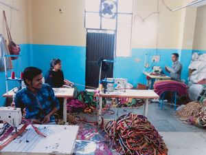 Wholesale Women's Tote Bags <b>Leather</b> Handles Jute Hessian Embroidered Zipper-Water-Resistant Cotton Chain for Grocery <b>Shopping</b> - Product Image 6