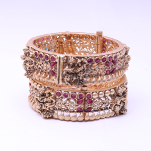 Venta al por mayor de brazaletes de Latón chapado en mate antiguo diseño de brazaletes de templo de moda para bodas y accesorios de moda - Product Image 2