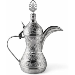 Dallah en métal arabe de fabrication artisanale en laiton, aspect admirable, couleur argent, poli brillant, pour servir le café et le thé sur les tables des hôtels et des restaurants - Product Image 1