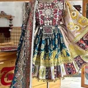 Robe traditionnelle afghane Kuchi avec de riches broderies de miroirs et broderies à la main, tenue culturelle rouge et dorée pour les mariées - Product Image 4