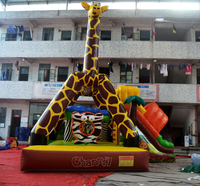 Structure gonflable combinée girafe avec toboggan, château de saut, piste de jeu sportive et aire de jeux extérieure, pour événements et foires