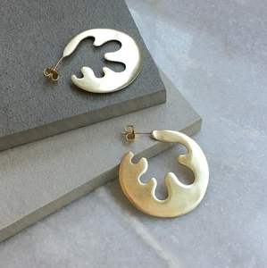 Pendientes metálicos de forma geométrica con acabado en dos tonos que combinan tonos dorados para opciones de estilo audaces y modernas - Product Image 1