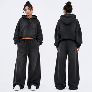 Ensemble survêtement molletonné streetwear oversize en coton épais pour femme, comprenant un sweat à capuche court noir délavé à l'acide et un short de survêtement - Product Image 2